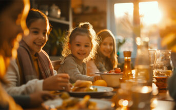 familie spiser middag sammen