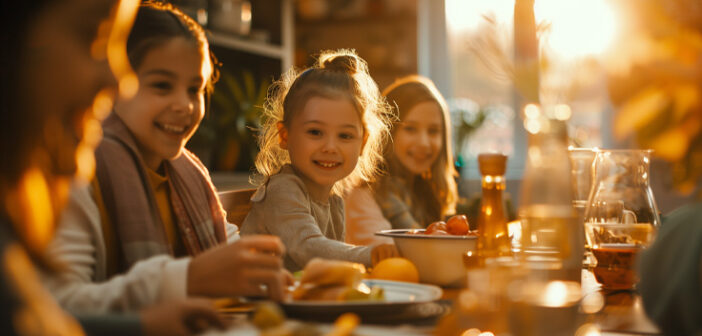 familie spiser middag sammen